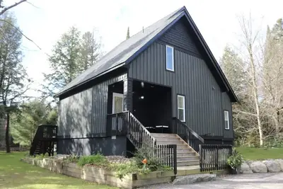 Image de Cozy Muskoka Waterfront Cottage - Hot tub & Fenced In Yard