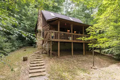 Fernwood Cabin, nestled in the woods of Hocking Hills. Your home away from home!