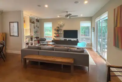 Image de 4 Br Home in West Austin - next to park with pool, playground and tennis courts