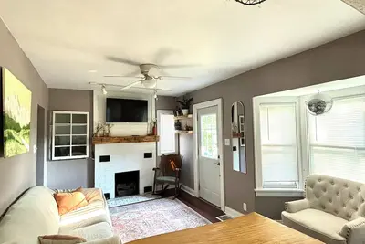 Image de Home in Cedar Falls-updated cottage