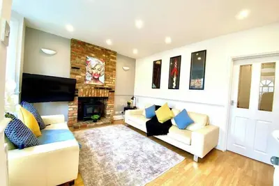 Image de 4 Bedroom Poole House-Sleeps 8 -inc. Parking & WiFi