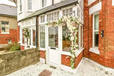 Homely 4 Bedroom large house inc free parking