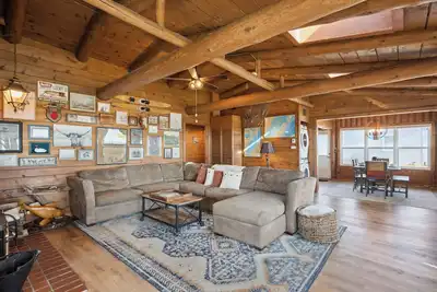 Image de Lakefront Log Cabin - Private Pier & 4 Kayaks!