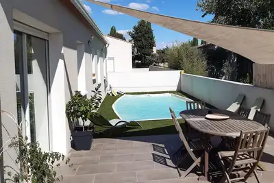 Image de Maison plain pieds avec piscine / Single-storey house with swimming pool.