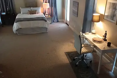 Image de Charming Country Cottage nestled among majestic oaks on 5-acre private retreat.