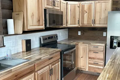 Image de Little Annie's Cabin in Huddleston. Tucked away on 5 acres with hot tub. \n