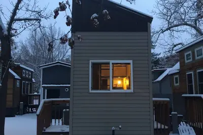 Image de Try Tiny Living in Style – Peaceful Pop Top Near Rocky Mountain Trails