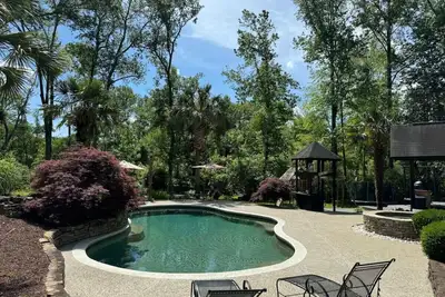 Image de Pine Hill Estate w/ Three Apartment-style Rooms