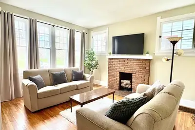 Cozy home on peaceful street in College Hill. Trails, park & tennis steps away.