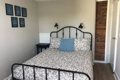 Image de Cute and Close to Downtown! Off street parking w/ short walk to Academy/Stadium