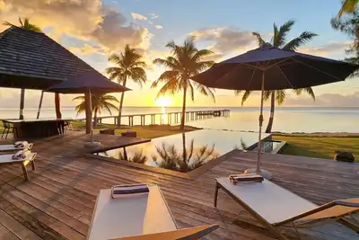 Image de Spectaculaire propriété en bord de mer avec piscine et ponton privatif.