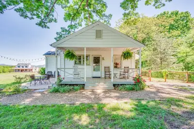 Image de Redwing Farm Cottage, Mountain Views and Firepit!