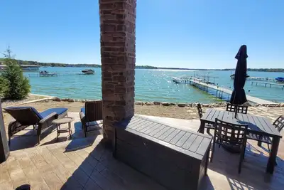 Image de \"The Cedar Lake Escape\" is a lakeside retreat offering 5 bedrooms and 3 baths. \n