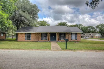 Image de Cozy corner lot in Commerce Texas