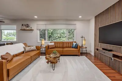 Image de Artistic downtown 2br king bed