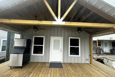 Image de Brand New Houseboat in Cypress Cove Marina, Venice, La.