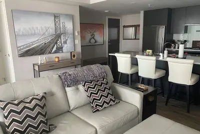 Image de Luxury 2 bedroom, 2 bath condo in the beautiful west end of downtown Calgary.