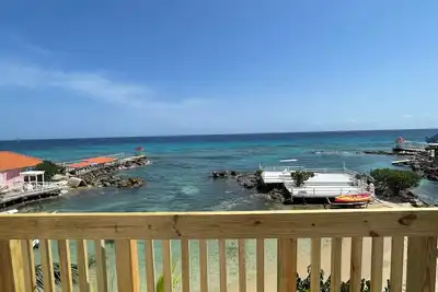 Image de Comfortable, Bright Condo Steps Away From the Beach