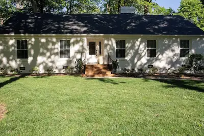 Image de Cozy family-style home, close to Gardens, Friendly Center and Downtown. .