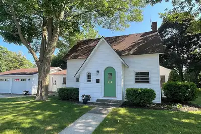 Image de Classic Michigan cottage just a 5 min walk from downtown Charlevoix!
