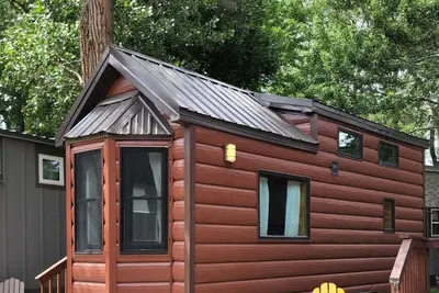 Image de The Log Cabin - Rustic Cabin Tiny House for a Weekend Getaway