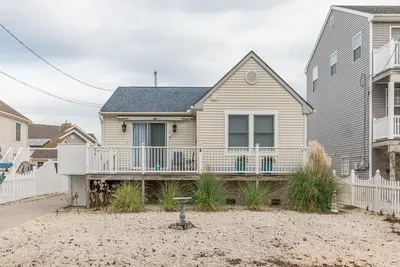 Image de Seas the Day! Lovely 3-bedroom, 1. 5 bath home close to the beach