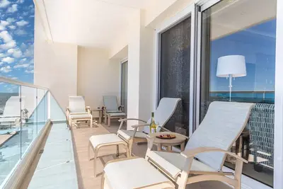 Image de Panoramic water front deluxe condo Encantame Viento 605