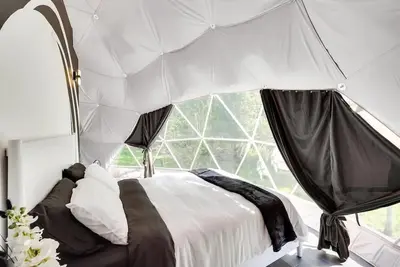 Image de 007 Geodome - Unique Escapes \"007\" Luxury Camping Geo-Dome!