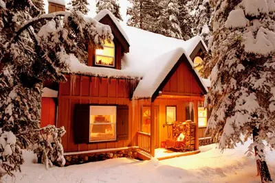 Dog-friendly forest cabin with deck & fireplace, blocks to Lake Tahoe/trails