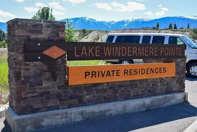 Image de Large and bright ground floor 2 bedroom unit in Invermere on Lake Windermere!