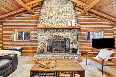 Image de Bears Log Cabin Retreat - private oasis on the tranquil Rideau Lakes System!