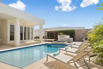 Image de New Modern Villa ~ Jacuzzi ~Pvt Pool ~ Close2Beach