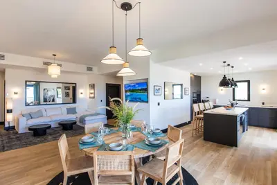 Image de Designers Delight 3 Br w/ Pool, Gym, Tennis Courts