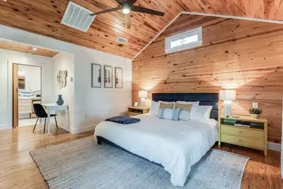 Image de Waterfront, Custom, and Eclectic home on the Lake!