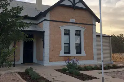 Image de A beautifully renovated Sandstone home 5 minute walk to the main street. \n\n