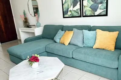 Image de Cozy/bright family sized condo w/ private rooftop, pool and 5 min from beach!
