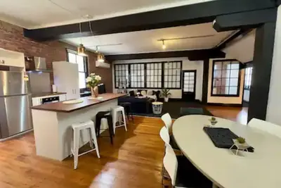 Image de Spacious Inner-City Apartment!