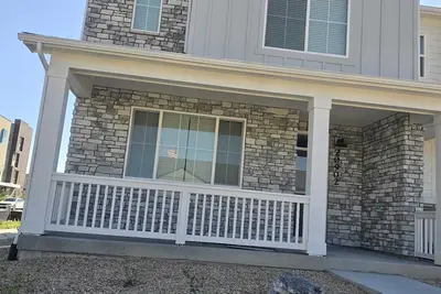 A cozy home near miles of trails, playgrounds, and 22 Acre Central Park.
