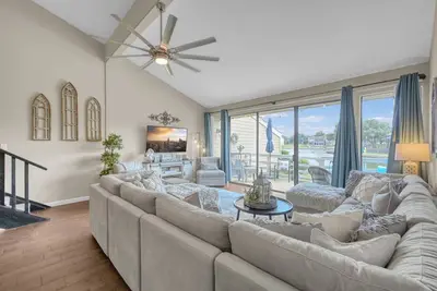 Image de Pet Friendly 3br Lakefront Condo with Patio Views, Swim Deck, & More!