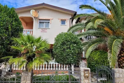 Image de Appartement d'une chambre avec le balcon et la vue sur le mer Vir (A-22750-a)