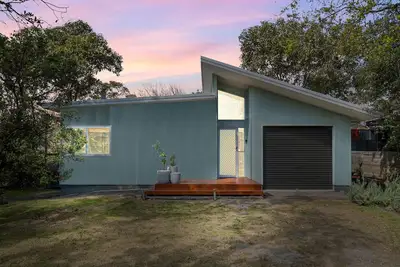 Image de Cosy Getaway with Fireplace and Spacious Backyard