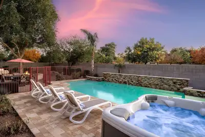 Image de Movie Theater~ Pool~ Arcade~ Fire Pit