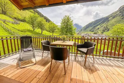Image de Modern Mountain Apart 5 - on skiing slope