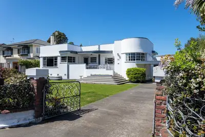 Image de Spacious 4 Bedroomed Art Deco Charm - Inner City on the River.