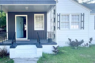 Lovely home away from home family friendly and 3 minutes from Macon amphitheater