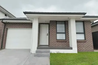 Image de 4 Bedroom House with sunny backyard. 5 minutes to the shops and cafes!