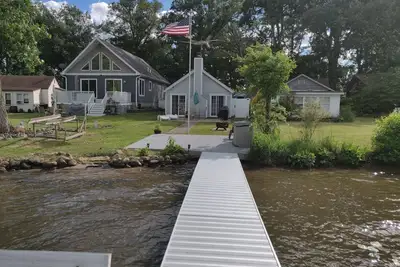 Image de \"Star Gazer\"  cottage on Lakeside Matteson Lake. All sports with a dock!