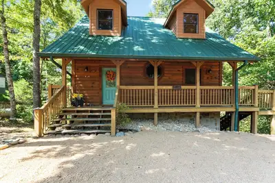 Enjoy this beautiful cabin and have a wonderful evening in the hot-tub!
