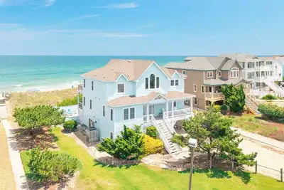 Beautiful oceanfront home in Duck with gorgeous views!