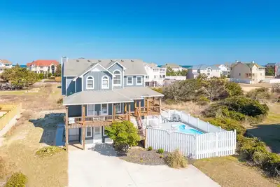 Image de Well-appointed Corolla beach house, just steps from the beach!